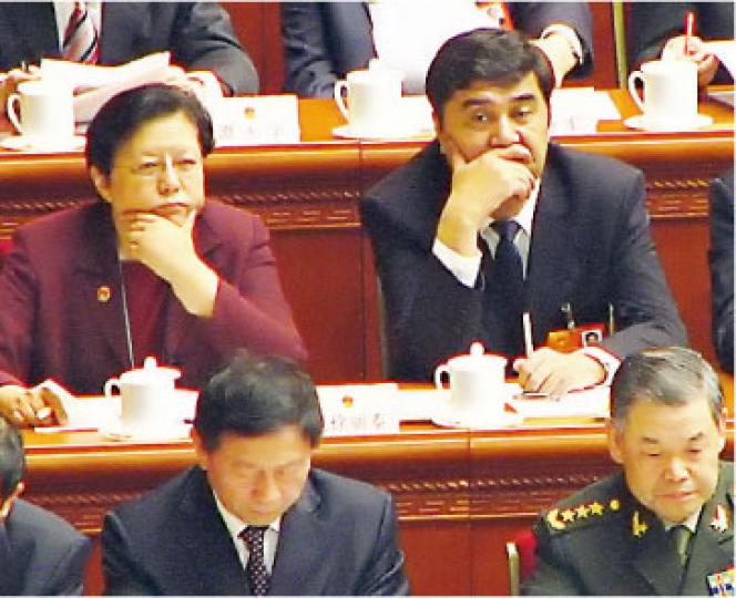 新疆自治區主席努爾•白克力(後排左二)昨日與范太(後排左)同坐,聆聽吳邦國作報告。(明報記者攝) 新疆自治區主席努爾•白克力(後排左二)昨日與范太(後排左)同坐,聆聽吳邦國作報告。(明報記者攝)