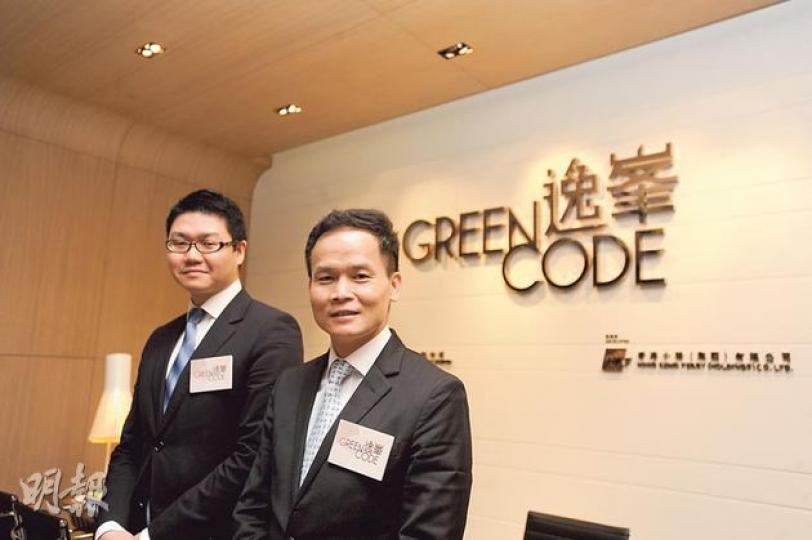 粉嶺逸峯昨午已傳出公布價單,惟直至昨晚10時多才正式公布首批價單,恒地營業部總經理林達民(圖右)指,項目最快下周初開售。(葉思雅攝) 粉嶺逸峯昨午已傳出公布價單,惟直至昨晚10時多才正式公布首批價單,恒地營業部總經理林達民(圖右)指,項目最快下周初開售。(葉思雅攝)