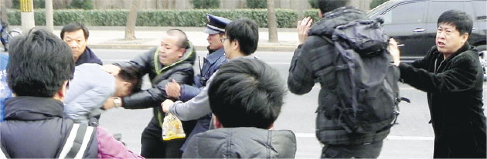 本港多間媒體的記者,昨採訪保釣船長楊匡到劉霞住所探望劉時,突有約10名大漢從劉霞所住小區衝出大閘阻止記者拍攝,其中一名光頭兇徒(左三)揮拳擊向無綫攝影師(灰衣者),另一人(右一)上前夾攻記者。(明報記者攝) 無綫電視攝影師被打倒地上,多名大漢加入圍毆。(明報記者攝) 本港多間媒體的記者,昨採訪保釣船長楊匡到劉霞住所探望劉時,突有約10名大漢從劉霞所住小區衝出大閘阻止記者拍攝,其中一名光頭兇徒(左三)揮拳擊向無綫攝影師(灰衣者),另一人(右一)上前夾攻記者。(明報記者攝) 無綫電視攝影師被打倒地上,多名大漢加入圍毆。(明報記者攝)