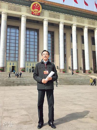 自由黨榮譽主席田北俊認為建制派不應當保王黨,否則難以爭取更多選民支持。他昨在北京出席政協會議後在人民大會堂前留影。(黃振豪攝) 自由黨榮譽主席田北俊認為建制派不應當保王黨,否則難以爭取更多選民支持。他昨在北京出席政協會議後在人民大會堂前留影。(黃振豪攝)