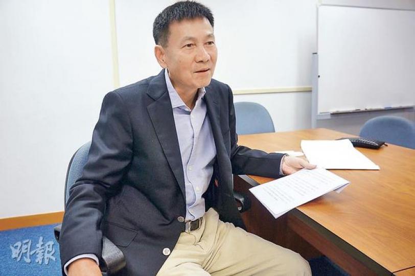 入稟原訟法庭、指控林樹哲的福建社團聯會永遠名譽主席許明棋,其弟許明良(圖)昨向記者展示一封寫給中聯辦主任張曉明的申訴信。(陳洛明攝) 福建社團聯會主席林樹哲(右)昨以事件進入司法程序為由,沒回應指控。圖為林和全國政協常委余國春(左)昨在北京參與政協會議時的合照。(何曉勤攝) 入稟原訟法庭、指控林樹哲的福建社團聯會永遠名譽主席許明棋,其弟許明良(圖)昨向記者展示一封寫給中聯辦主任張曉明的申訴信。(陳洛明攝) 福建社團聯會主席林樹哲(右)昨以事件進入司法程序為由,沒回應指控。圖為林和全國政協常委余國春(左)昨在北京參與政協會議時的合照。(何曉勤攝)