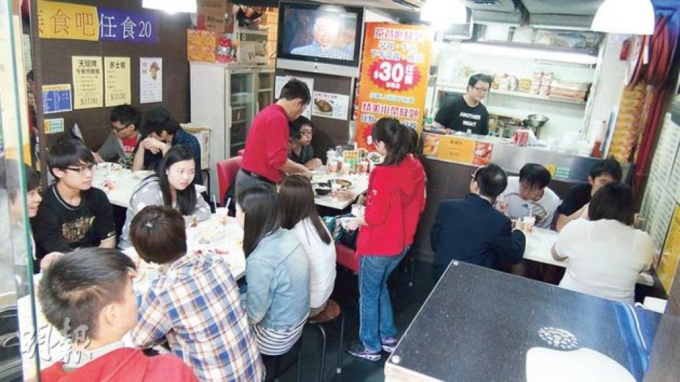 「30元茶餐廳平民放題」在網上熱傳後,昨日下午茶時間,肥嘟嘟茶餐廳內20多個座位爆滿,大部分為荃灣街坊及在附近上學的學生。(林智傑攝) 居於沙田的王先生(右)特意與友人組團前來試食,笑言一開始不太相信優惠是真的,後來5人以150元吃了不少東西,反而覺得有點不好意思。(林智傑攝) 「30元茶餐廳平民放題」在網上熱傳後,昨日下午茶時間,肥嘟嘟茶餐廳內20多個座位爆滿,大部分為荃灣街坊及在附近上學的學生。(林智傑攝) 居於沙田的王先生(右)特意與友人組團前來試食,笑言一開始不太相信優惠是真的,後來5人以150元吃了不少東西,反而覺得有點不好意思。(林智傑攝)