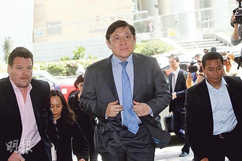 新地聯席主席郭炳聯(中)所涉控罪「三變二」,其代表大狀及新地均強調他不再涉及干犯賄賂的控罪。(李紹昌攝) 新地聯席主席郭炳江為首名到庭的被告,出入法庭皆由兩名外籍人士陪同,全程露出自信笑容。(李紹昌攝) 被傳已搬離禮頓山的前政務司長許仕仁出庭時精神奕奕,體型與臉龐略為復胖,他涉及本案所有8項控罪。(李紹昌攝) 新地聯席主席郭炳聯(中)所涉控罪「三變二」,其代表大狀及新地均強調他不再涉及干犯賄賂的控罪。(李紹昌攝) 新地聯席主席郭炳江為首名到庭的被告,出入法庭皆由兩名外籍人士陪同,全程露出自信笑容。(李紹昌攝) 被傳已搬離禮頓山的前政務司長許仕仁出庭時精神奕奕,體型與臉龐略為復胖,他涉及本案所有8項控罪。(李紹昌攝)