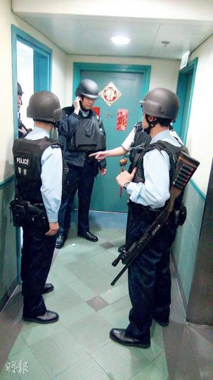 大批持槍及身穿避彈衣警員趕到涉事財務公司調查。(林智傑攝) 大批持槍及身穿避彈衣警員趕到涉事財務公司調查。(林智傑攝)