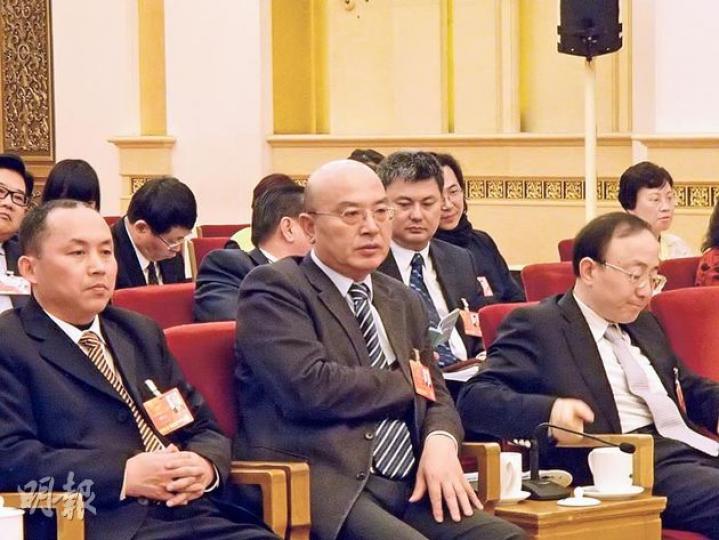 寶鋼集團總經理兼全國人大代表何文波(中)稱來港上市的計劃正按部就班進行,不會放棄來港上市的原定計劃。(明報記者攝) 寶鋼集團總經理兼全國人大代表何文波(中)稱來港上市的計劃正按部就班進行,不會放棄來港上市的原定計劃。(明報記者攝)