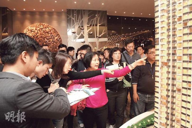 粉嶺新盤逸峯以入場費低於300萬元作招徠的策略似乎奏效,昨日吸引大批市民睇樓;恒地估計,上車客或分支家庭將佔買家比例的八成。(林俊源攝) 粉嶺新盤逸峯以入場費低於300萬元作招徠的策略似乎奏效,昨日吸引大批市民睇樓;恒地估計,上車客或分支家庭將佔買家比例的八成。(林俊源攝)