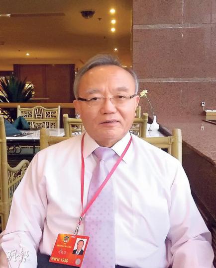 中央政策組前首席顧問劉兆佳在北京參加政協會議,看到近年中央一反過往做法,鼓勵人代政協參與在政制及政治議題的論戰,抗衡民主派聲音。(黃振豪攝) 中央政策組前首席顧問劉兆佳在北京參加政協會議,看到近年中央一反過往做法,鼓勵人代政協參與在政制及政治議題的論戰,抗衡民主派聲音。(黃振豪攝)