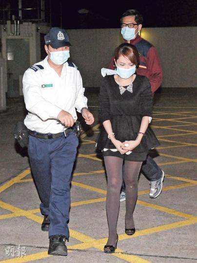 遇劫的有線女主播李錦妍(右)與少年賊人糾纏時絲襪亦弄穿,事後輕傷送院治理。(蔡方山攝)有線女主播昨凌晨在街頭遭童黨搶手袋,全賴在有線新聞部工作的突發組記者梁家聲(前方戴眼鏡)仗義出手,擒獲一賊,相中後方為童黨逃走時棄下贓物的露天停車場。(蔡方山攝)涉嫌搶劫有線女主播李錦妍的3名童黨其中兩人逃脫,另一17歲少年當場被捕,由警員帶署扣查。(蔡方山攝) 遇劫的有線女主播李錦妍(右)與少年賊人糾纏時絲襪亦弄穿,事後輕傷送院治理。(蔡方山攝)有線女主播昨凌晨在街頭遭童黨搶手袋,全賴在有線新聞部工作的突發組記者梁家聲(前方戴眼鏡)仗義出手,擒獲一賊,相中後方為童黨逃走時棄下贓物的露天停車場。(蔡方山攝)涉嫌搶劫有線女主播李錦妍的3名童黨其中兩人逃脫,另一17歲少年當場被捕,由警員帶署扣查。(蔡方山攝)