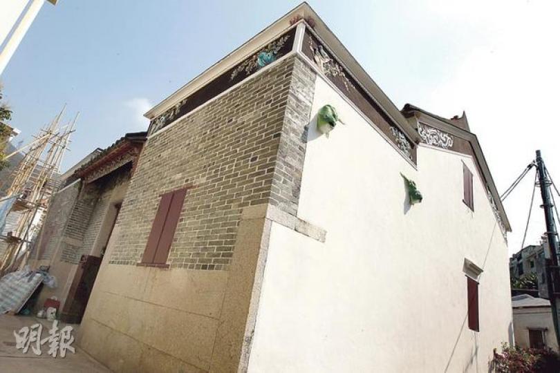 黃竹坑新圍10號村屋是少數位於港島的圍村村屋,靠近現時壽臣山山腳,大宅由大麻石及磚塊建成,現經修茸後開放讓公眾參觀。(李紹昌攝)大廳的神龕用作供奉觀音,旁邊放置供奉周姓祖先靈位。神龕頂部滿佈「雙朝鳳陽」雕刻,顯示富麗堂皇。(李紹昌攝)大宅的內廳牆壁由青磚砌成,支撐着斜屋頂的木椽和瓦片等。(李紹昌攝) 黃竹坑新圍10號村屋是少數位於港島的圍村村屋,靠近現時壽臣山山腳,大宅由大麻石及磚塊建成,現經修茸後開放讓公眾參觀。(李紹昌攝)大廳的神龕用作供奉觀音,旁邊放置供奉周姓祖先靈位。神龕頂部滿佈「雙朝鳳陽」雕刻,顯示富麗堂皇。(李紹昌攝)大宅的內廳牆壁由青磚砌成,支撐着斜屋頂的木椽和瓦片等。(李紹昌攝)