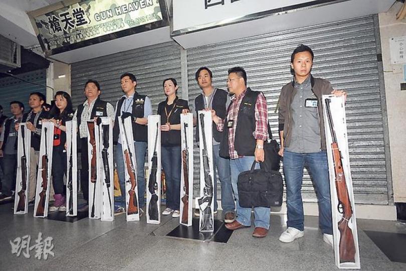 探員昨晚行動中,在廣華街目標模型槍舖內搜出一枝與天水圍槍擊案中同款的西班牙製長槍(右一),威力達到15焦耳,較法定2焦耳上限高出6.5倍。(樊銳昌攝)
探員昨晚行動中,在廣華街目標模型槍舖內搜出一枝與天水圍槍擊案中同款的西班牙製長槍(右一),威力達到15焦耳,較法定2焦耳上限高出6.5倍。(樊銳昌攝)