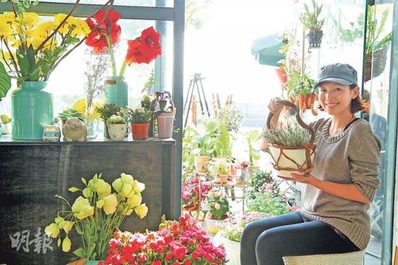 小小花店,滿載着Elsa的憧憬和理想。(林俊源攝)Elsa會執拾一些廢棄物粉飾再用,如圖中的樹枝。(林俊源攝)(林俊源攝)指天椒愛陽光--辣椒像指向天,故名指天椒。烹調才摘,用幾多摘幾多。指天椒要較多太陽,只要開花,就有新辣椒。(林俊源攝)自家設計紙袋,香草變成小禮物,方便客人送朋友。(林俊源攝)(明報製圖)(明報製圖) 小小花店,滿載着Elsa的憧憬和理想。(林俊源攝)Elsa會執拾一些廢棄物粉飾再用,如圖中的樹枝。(林俊源攝)(林俊源攝)指天椒愛陽光--辣椒像指向天,故名指天椒。烹調才摘,用幾多摘幾多。指天椒要較多太陽,只要開花,就有新辣椒。(林俊源攝)自家設計紙袋,香草變成小禮物,方便客人送朋友。(林俊源攝)(明報製圖)(明報製圖)