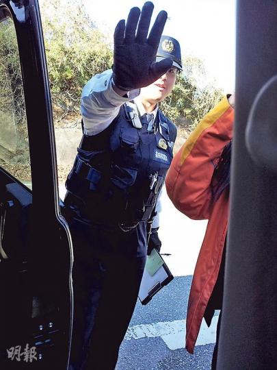 記者在福島縣江浪町、距離核電站約5公里外遭警察截查兩小時,一度沒收記者護照、要求記者留在車上不准離開,更阻止記者拍下被扣查過程。(吳克穎攝)圖為距離核電站約5公里外、放置了寫上「通行止」(禁止通行)路牌的路障。只要跨過路障沿路往前走,應可能目視福島第一核電站。(吳克穎攝)福島禁區內有廢棄民居的玻璃窗被人打破,疑與日益嚴重的禁區偷竊案有關。(吳克穎攝) 記者在福島縣江浪町、距離核電站約5公里外遭警察截查兩小時,一度沒收記者護照、要求記者留在車上不准離開,更阻止記者拍下被扣查過程。(吳克穎攝)圖為距離核電站約5公里外、放置了寫上「通行止」(禁止通行)路牌的路障。只要跨過路障沿路往前走,應可能目視福島第一核電站。(吳克穎攝)福島禁區內有廢棄民居的玻璃窗被人打破,疑與日益嚴重的禁區偷竊案有關。(吳克穎攝)