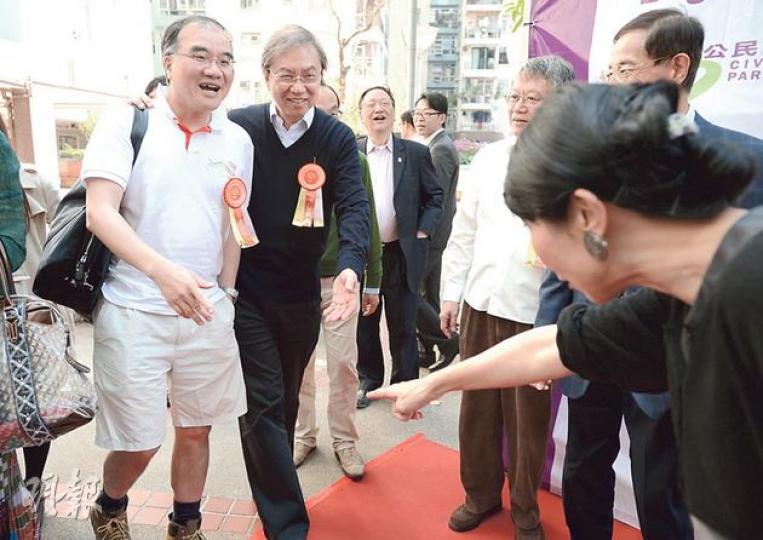 運房局副局長邱誠武（左一）以短衫短褲現身毛孟靜嘅議辦開幕禮，Miss Mo（右）一見到佢呢一身造型，即刻指住問佢搞乜。（盧翊銘攝）