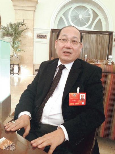 鄺保羅表示，現時社會瀰漫「對物件、人都是不喜歡便要扔掉」的風氣，不滿意官員表現便立即要求對方辭職、下台，這對香港無好處。（何曉勤攝）鄺保羅到北京開會，戴着聖公會主教戒指，上面印有權杖標誌。另一隻主教戒指可作印章，在香港才會佩戴。（何曉勤攝）