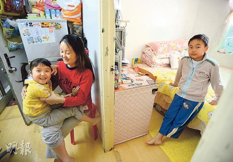 楊太一家四口在劏房等了6年,至今仍未能上公屋,她說現時居住環境惡劣,租金昂貴,加上附近有道友,擔心子女出入安全。(盧翊銘攝) 楊太一家四口在劏房等了6年,至今仍未能上公屋,她說現時居住環境惡劣,租金昂貴,加上附近有道友,擔心子女出入安全。(盧翊銘攝)