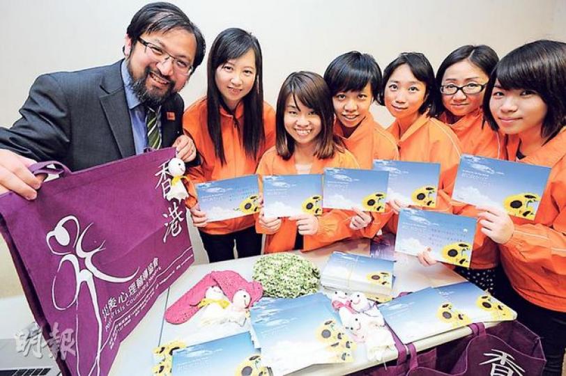 香港災後心理輔導協會總幹事杜永政(左一)表示,該會義工親手寫印有向日葵的心意卡,送給3000多名日本災民及埃及死難者親友,鼓勵他們振作。 (尹錦恩攝) 香港災後心理輔導協會總幹事杜永政(左一)表示,該會義工親手寫印有向日葵的心意卡,送給3000多名日本災民及埃及死難者親友,鼓勵他們振作。 (尹錦恩攝)