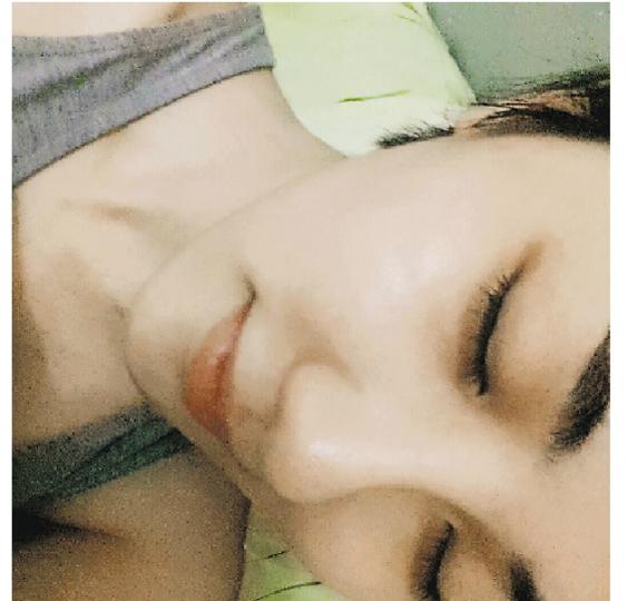 石詠莉同樣發生了暈倒街頭事件，但她指自己的鼻沒有白粉末。（微博圖片）