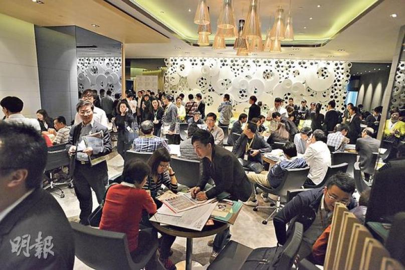 粉嶺逸峯以入場費低於300萬元作招徠，吸引上車客，圖為該盤設於尖沙嘴一商場內的售樓處，昨有不少上車及換樓客到場參觀示範單位。（陳淑安攝）睇樓客心聲﹕睇樓客劉小姐指出，目前市場上少有樓價介乎200萬至300萬元的單位，故該新盤定價屬較合理，考慮購入單位作投資用。（陳淑安攝）睇樓客心聲﹕居於荃灣區的睇樓客陳先生表示，新辣招推出有助樓價穩定，考慮購入3房單位作換樓用。（陳淑安攝）