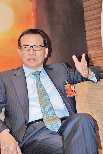 北京出席兩會的機場管理局總裁許漢忠表示，興建本港機場第三條跑道的環評報告將於今年底呈交環保署，有望在2015年動工。（陳子凌攝）