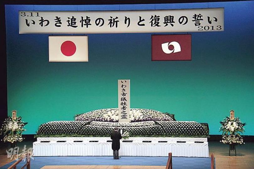 今天是日本3.11震災兩周年,福島縣最大城市磐城市昨日舉行了一場追悼會。(周宏量攝)香港災後心理輔導協會總幹事杜永政(右)早前到訪福島縣南相馬市探訪福島縣災民,並送上香港中學生為災民編織的頸巾。(吳克穎攝) 今天是日本3.11震災兩周年,福島縣最大城市磐城市昨日舉行了一場追悼會。(周宏量攝)香港災後心理輔導協會總幹事杜永政(右)早前到訪福島縣南相馬市探訪福島縣災民,並送上香港中學生為災民編織的頸巾。(吳克穎攝)