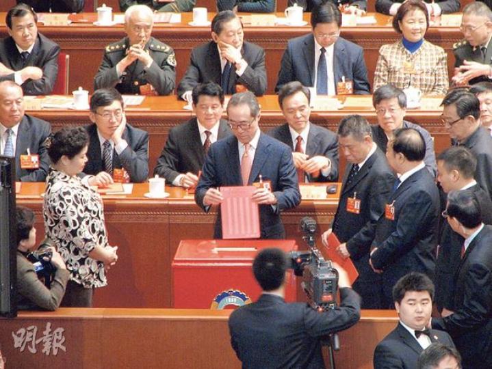 港區政協委員唐英年(中)昨日當選全國政協常委,圖為唐英年投票。(明報記者攝) 港區政協委員唐英年(中)昨日當選全國政協常委,圖為唐英年投票。(明報記者攝)