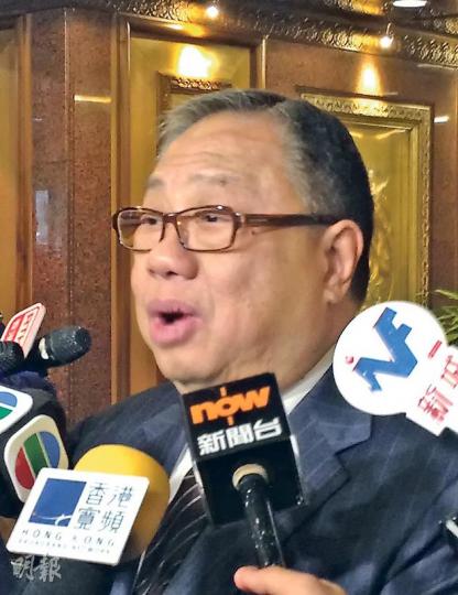 政協常委陳永棋表示,設立「預選」選出候選人,可確保候選人被中央接受,不會與中央對抗,避免香港陷入憲制危機。(何曉勤攝)唐英年昨在當選全國政協常委後在北京見記者,被問及中央在2017年特首普選或加設預選,他認為在這時候揣測未來的方案「言之過早」。(何曉勤攝)(明報製圖) 政協常委陳永棋表示,設立「預選」選出候選人,可確保候選人被中央接受,不會與中央對抗,避免香港陷入憲制危機。(何曉勤攝)唐英年昨在當選全國政協常委後在北京見記者,被問及中央在2017年特首普選或加設預選,他認為在這時候揣測未來的方案「言之過早」。(何曉勤攝)(明報製圖)