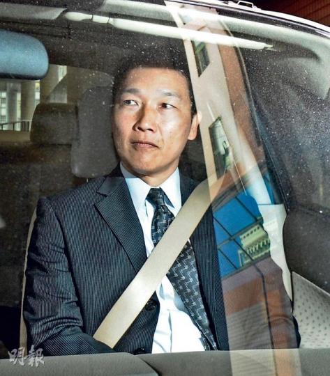 在死因庭上多次被裁判官質疑及批評的署理助理消防處長李亮明,昨日作供後逾40分鐘才從法院後門乘車離開。(劉焌陶攝) 在死因庭上多次被裁判官質疑及批評的署理助理消防處長李亮明,昨日作供後逾40分鐘才從法院後門乘車離開。(劉焌陶攝)