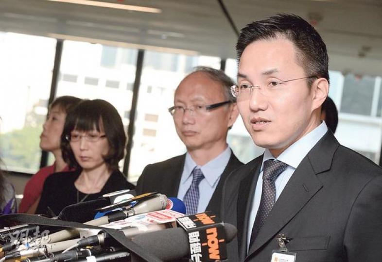 廣播處長鄧忍光(右)昨首次開腔逐點反駁外界指他干擾港台節目編輯自主的指控,更將矛頭指向相關節目的製作團隊。右二為副廣播處長戴健文。(盧翊銘攝) 廣播處長鄧忍光(右)昨首次開腔逐點反駁外界指他干擾港台節目編輯自主的指控,更將矛頭指向相關節目的製作團隊。右二為副廣播處長戴健文。(盧翊銘攝)
