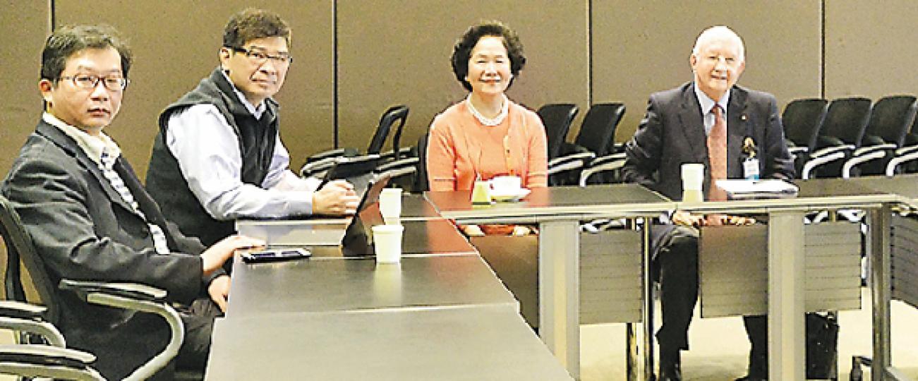 民間策發會噚日開會,但就繼續煲「無米粥」。左起為民主黨吳永輝、單仲偕,召集人陳方安生,民促會副主席高德禮。(鄧宗弘攝) 民間策發會噚日開會,但就繼續煲「無米粥」。左起為民主黨吳永輝、單仲偕,召集人陳方安生,民促會副主席高德禮。(鄧宗弘攝)