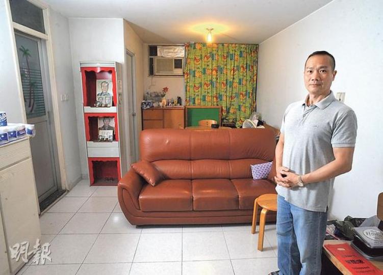居於葵盛東邨近400呎公屋、被定義為最嚴重寬敞戶的徐先生,批評房署擬收緊寬敞戶政策擾民,降低公屋租戶的生活質素。他指不少寬敞戶是由於房署重建屋邨時配給他們較大的單位,現在逼遷是不公平。(劉焌陶攝) 居於葵盛東邨近400呎公屋、被定義為最嚴重寬敞戶的徐先生,批評房署擬收緊寬敞戶政策擾民,降低公屋租戶的生活質素。他指不少寬敞戶是由於房署重建屋邨時配給他們較大的單位,現在逼遷是不公平。(劉焌陶攝)