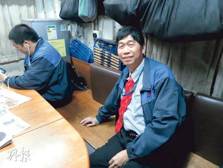 許姓城巴車長對在車廂內暈倒男乘客最終不治感到非常惋惜﹕「可惜我不懂得急救,當時無法為事主搶救。」(林耀華攝) 許姓城巴車長對在車廂內暈倒男乘客最終不治感到非常惋惜﹕「可惜我不懂得急救,當時無法為事主搶救。」(林耀華攝)