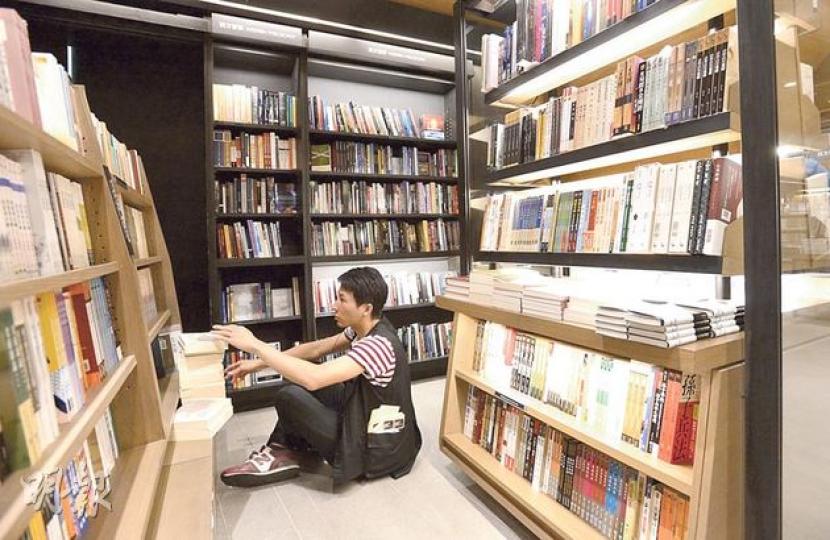 誠品書店進駐香港逾半年,出身文藝界的副店長鄧小樺離職,文化界嘆損失。圖為誠品書店店員整理陳列書。(鄧宗弘攝) 誠品書店進駐香港逾半年,出身文藝界的副店長鄧小樺離職,文化界嘆損失。圖為誠品書店店員整理陳列書。(鄧宗弘攝)