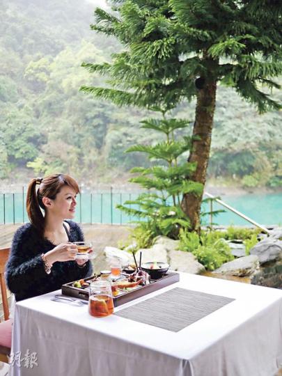 青山綠水還有溫泉湯,馥蘭朵烏來小巧,卻擁有大山大水的風景。(黃潔玲攝)酒店的Spa引入了中醫的經絡概念,採用先進儀器,為客人測量24個穴位,為身體經絡診斷後,才選用合適的精油。(黃潔玲攝)洒店房間設計簡潔。(黃潔玲攝)野山芋葉還能這樣用,帽子頂端插上小花,造型毫不馬虎。(黃潔玲攝)午餐雖然在野外,但食物也很講究。(黃潔玲攝)米靈岸湖畔音樂劇,近距離為客人演唱原住民的傳統故事。(黃潔玲攝)看原住民嚮導射箭似很容易,我們幾個城市人卻雞手鴨腳,好不容易才成功射出箭。(黃潔玲攝)在「獵人行腳」活動,我們 青山綠水還有溫泉湯,馥蘭朵烏來小巧,卻擁有大山大水的風景。(黃潔玲攝)酒店的Spa引入了中醫的經絡概念,採用先進儀器,為客人測量24個穴位,為身體經絡診斷後,才選用合適的精油。(黃潔玲攝)洒店房間設計簡潔。(黃潔玲攝)野山芋葉還能這樣用,帽子頂端插上小花,造型毫不馬虎。(黃潔玲攝)午餐雖然在野外,但食物也很講究。(黃潔玲攝)米靈岸湖畔音樂劇,近距離為客人演唱原住民的傳統故事。(黃潔玲攝)看原住民嚮導射箭似很容易,我們幾個城市人卻雞手鴨腳,好不容易才成功射出箭。(黃潔玲攝)在「獵人行腳」活動,我們