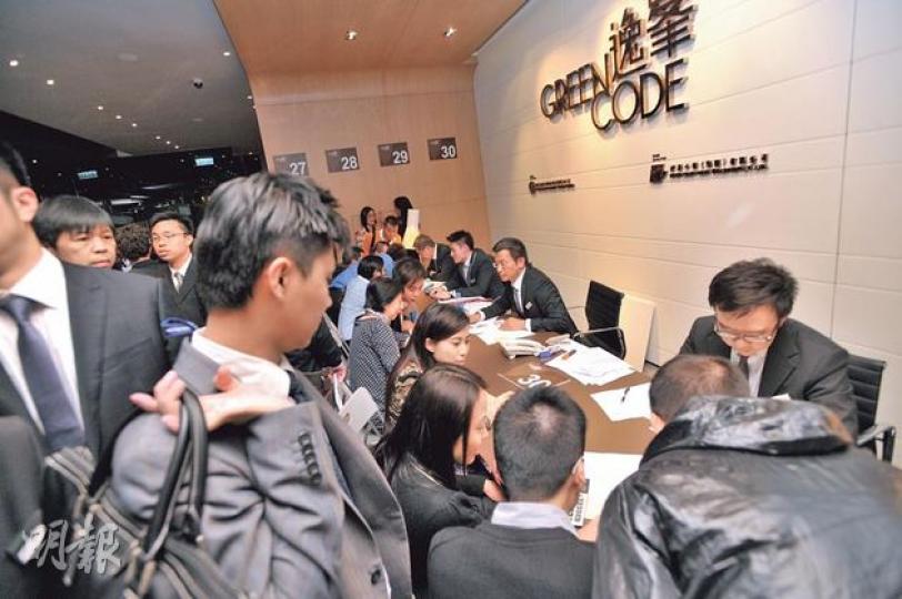 逸峯昨晚開售,全晚料售逾300伙,佔可供發售396伙的76%,為過去9個月以來首日銷情最佳的新盤;負責銷售的恒地表示,逸峯一直銷售至今日零時過後,但並未有計劃通宵賣樓。(葉家豪攝)買家心聲﹕買家黃小姐稱,以300多萬元購入一個建築面積400餘方呎開放式單位作「上車」;並認為現時仍處低息環境,即使加息亦不太擔心。 (葉家豪攝)買家心聲﹕自稱是退休人士的買家藍先生,以420餘萬元購入一個2房單位;由於是自用性質,故地產後市即使有變化,對他亦無影響。 (葉家豪攝) 逸峯昨晚開售,全晚料售逾300伙,佔可供發售396伙的76%,為過去9個月以來首日銷情最佳的新盤;負責銷售的恒地表示,逸峯一直銷售至今日零時過後,但並未有計劃通宵賣樓。(葉家豪攝)買家心聲﹕買家黃小姐稱,以300多萬元購入一個建築面積400餘方呎開放式單位作「上車」;並認為現時仍處低息環境,即使加息亦不太擔心。 (葉家豪攝)買家心聲﹕自稱是退休人士的買家藍先生,以420餘萬元購入一個2房單位;由於是自用性質,故地產後市即使有變化,對他亦無影響。 (葉家豪攝)