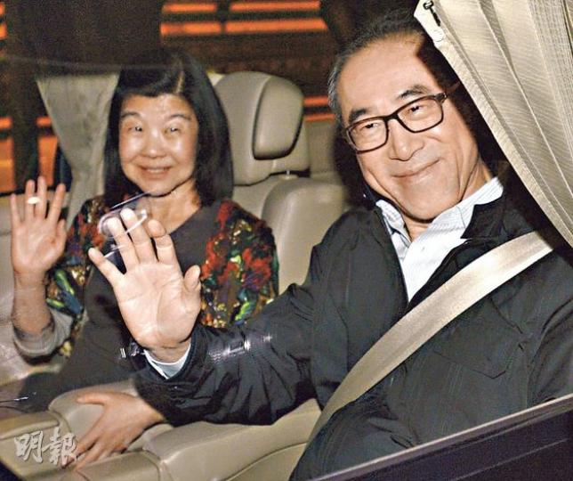 前政務司長唐英年(右)和太太郭妤淺(左)一同返港,並在車上向記者揮手。郭妤淺以「業主代理人」身分在唐英年九龍塘大宅僭建案中被票控,唐原本今日要出席政協主席團會議,為陪太太出庭,特別請假回港,但最終法庭決定將官司押後。(余俊亮攝) 前政務司長唐英年(右)和太太郭妤淺(左)一同返港,並在車上向記者揮手。郭妤淺以「業主代理人」身分在唐英年九龍塘大宅僭建案中被票控,唐原本今日要出席政協主席團會議,為陪太太出庭,特別請假回港,但最終法庭決定將官司押後。(余俊亮攝)