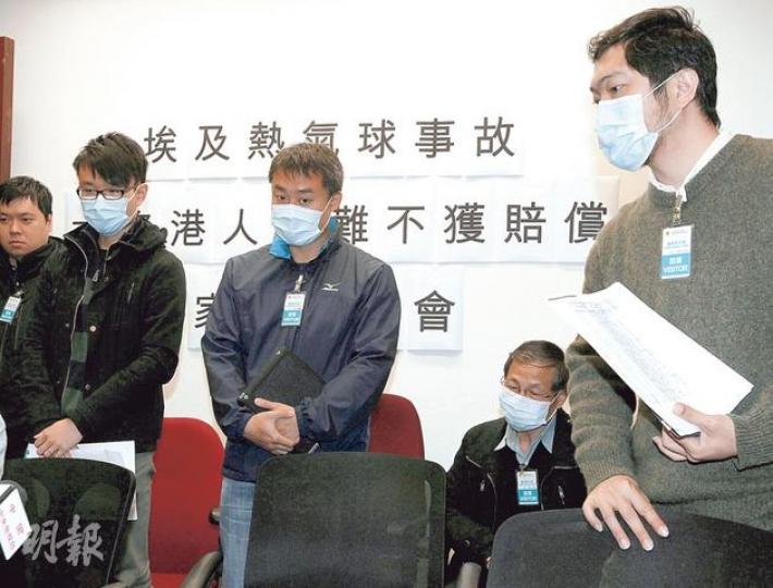 埃及熱氣球爆炸事故的死者家屬昨首度公開露面,表示對保險及旅行社的安排不滿。圖中站立者為死者何靄明兒子何先生(左二起)、何靄英兒子黃先生,以及蕭志文兄長蕭先生。(李紹昌攝) 埃及熱氣球爆炸事故的死者家屬昨首度公開露面,表示對保險及旅行社的安排不滿。圖中站立者為死者何靄明兒子何先生(左二起)、何靄英兒子黃先生,以及蕭志文兄長蕭先生。(李紹昌攝)