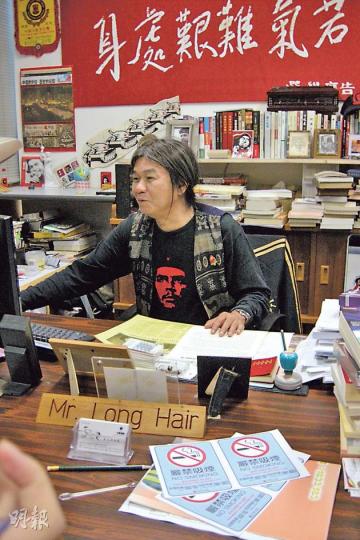 「長毛」梁國雄(圖)無招呼衛生署控煙辦職員,啲職員擺低「嚴禁吸煙」標示同海報(圖下方)就走咗。(林景輝攝) 「長毛」梁國雄(圖)無招呼衛生署控煙辦職員,啲職員擺低「嚴禁吸煙」標示同海報(圖下方)就走咗。(林景輝攝)