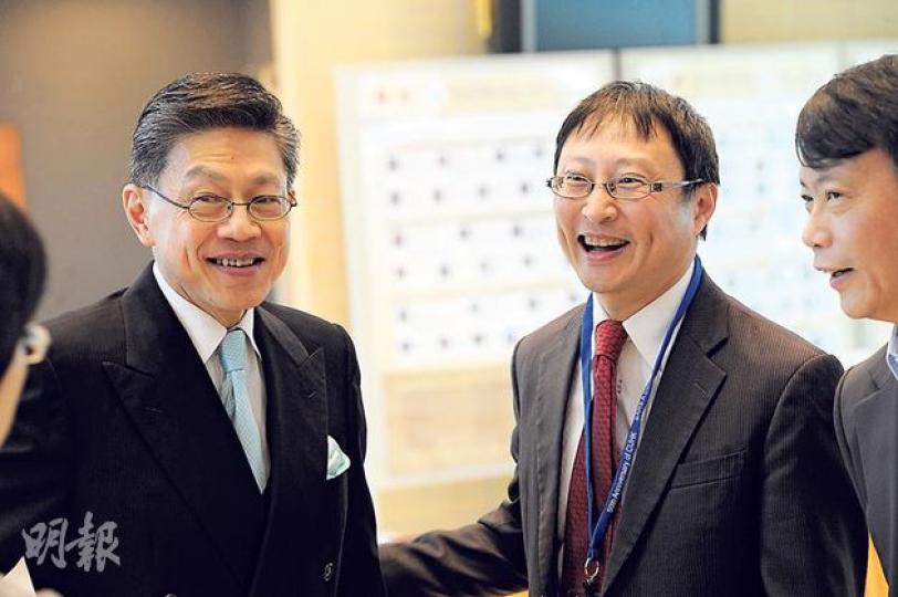 為SARS下台的衛生福利及食物局前局長楊永強(左一)及衛生防護中心前總監曾浩輝(左二)昨日出席中大的「SARS 10年」研討會,會後記者追問楊當年離職感受時,楊笑口避談;曾浩輝則以「人有三急」及「不在其位」為由離開,未回應提問。(尹錦恩攝) 為SARS下台的衛生福利及食物局前局長楊永強(左一)及衛生防護中心前總監曾浩輝(左二)昨日出席中大的「SARS 10年」研討會,會後記者追問楊當年離職感受時,楊笑口避談;曾浩輝則以「人有三急」及「不在其位」為由離開,未回應提問。(尹錦恩攝)