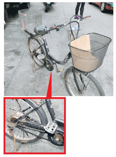 長沙灣及元朗昨有兩人涉嫌無牌駕駛電動單車被捕。該電動單車外觀與普通單車無異,但尾輪裝有電動摩打及「鼓煞」制動器(小圖)。最高時速可達30公里。(衛永康攝) 長沙灣及元朗昨有兩人涉嫌無牌駕駛電動單車被捕。該電動單車外觀與普通單車無異,但尾輪裝有電動摩打及「鼓煞」制動器(小圖)。最高時速可達30公里。(衛永康攝)