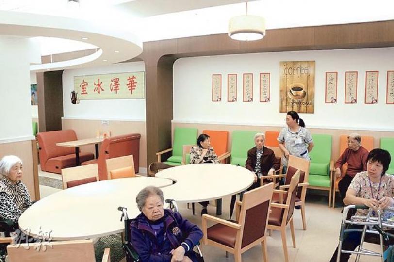 中心內的餐飲區以「華澤冰室」為主題,有「卡位」之餘,牆上亦掛滿長方形垂直餐牌。(曾安迪攝)中心的走廊上設有一間「大上海理髮店」,牆上掛有貓王等1960年代巨星的照片。(曾安迪攝)東華三院區域主任婁振陽(右)稱,不少長者中心都會以懷舊概念助長者維持認知力,但未有如陳馮曼玲中心般廣泛應用。左為中心主任黃淑儀。(曾安迪攝) 中心內的餐飲區以「華澤冰室」為主題,有「卡位」之餘,牆上亦掛滿長方形垂直餐牌。(曾安迪攝)中心的走廊上設有一間「大上海理髮店」,牆上掛有貓王等1960年代巨星的照片。(曾安迪攝)東華三院區域主任婁振陽(右)稱,不少長者中心都會以懷舊概念助長者維持認知力,但未有如陳馮曼玲中心般廣泛應用。左為中心主任黃淑儀。(曾安迪攝)