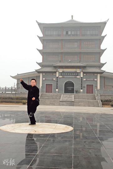 陳氏太極拳傳人陳冲,在博物館前的太極演藝場示範招式。(郭瑋瑋攝)陳家祠堂改造的「拳譜堂」前,豎立了陳氏太極拳祖師陳王廷的銅像。(郭瑋瑋攝)展示太極13式的石像前,有陳氏弟子示範精彩的太極推手。(郭瑋瑋攝)祖祠兩側的殿堂展示太極名人的軼事壁畫,頗有趣味。(郭瑋瑋攝)拳譜堂展示了太極拳精要石碑、太極拳套路壁畫等。(郭瑋瑋攝)這檔賣雞蛋煎餅的夫婦很信任客人,都讓客人自行在錢箱找贖。(郭瑋瑋攝)太極博物館內的展品,包括這款美國發行的陳氏太極拳郵票。(郭瑋瑋攝)炒涼粉(4人民幣,約5港元)是導遊推介的河南 陳氏太極拳傳人陳冲,在博物館前的太極演藝場示範招式。(郭瑋瑋攝)陳家祠堂改造的「拳譜堂」前,豎立了陳氏太極拳祖師陳王廷的銅像。(郭瑋瑋攝)展示太極13式的石像前,有陳氏弟子示範精彩的太極推手。(郭瑋瑋攝)祖祠兩側的殿堂展示太極名人的軼事壁畫,頗有趣味。(郭瑋瑋攝)拳譜堂展示了太極拳精要石碑、太極拳套路壁畫等。(郭瑋瑋攝)這檔賣雞蛋煎餅的夫婦很信任客人,都讓客人自行在錢箱找贖。(郭瑋瑋攝)太極博物館內的展品,包括這款美國發行的陳氏太極拳郵票。(郭瑋瑋攝)炒涼粉(4人民幣,約5港元)是導遊推介的河南