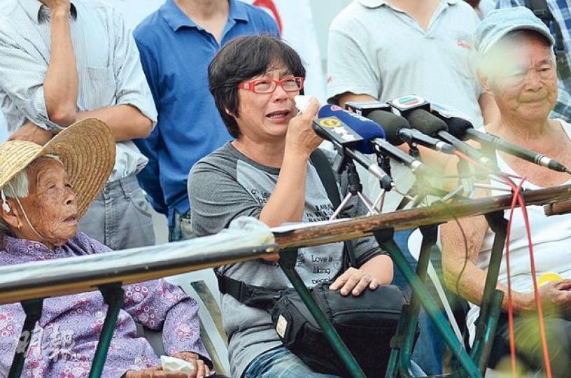 曹送娣自出娘胎已在菜園舊村長大,經歷被逼遷、安置,至今依然無穩定的安身之所,形容自己被政府冷待,不禁痛哭落淚。(盧翊銘攝)79歲的游叔,不滿新村的鐵皮組合屋結構不穩,兩年過去,廁所天花板已出現縫隙,要自行用玻璃膠補上,又指一到下雨天,四周都出現滲漏,生活困苦。(楊德銘攝) 曹送娣自出娘胎已在菜園舊村長大,經歷被逼遷、安置,至今依然無穩定的安身之所,形容自己被政府冷待,不禁痛哭落淚。(盧翊銘攝)79歲的游叔,不滿新村的鐵皮組合屋結構不穩,兩年過去,廁所天花板已出現縫隙,要自行用玻璃膠補上,又指一到下雨天,四周都出現滲漏,生活困苦。(楊德銘攝)