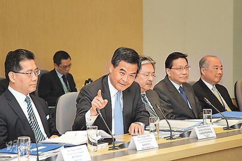 經濟發展委員會昨舉行首次會議,在場商界、學者委員等均認為政府應在稅務、土地等方面提供優惠支援業界發展。前排左起為商務及經濟發展局長蘇錦樑、特首梁振英、財政司長曾俊華、運輸及房屋局長張炳良。(林俊源攝)(明報製圖) 經濟發展委員會昨舉行首次會議,在場商界、學者委員等均認為政府應在稅務、土地等方面提供優惠支援業界發展。前排左起為商務及經濟發展局長蘇錦樑、特首梁振英、財政司長曾俊華、運輸及房屋局長張炳良。(林俊源攝)(明報製圖)