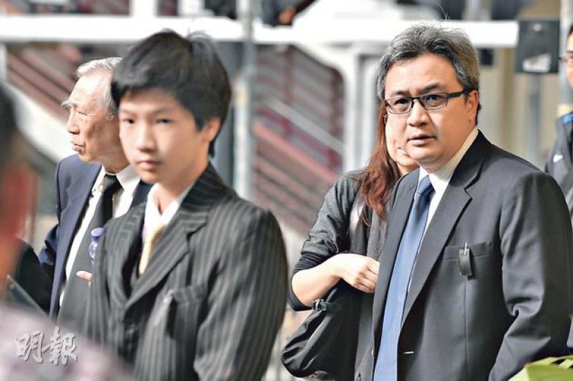 龔仁心大仔龔颷(右)、龔颷兒子(中)及其外父(左)身穿黑衣出席龔老太喪禮。(葉家豪攝) 龔仁心大仔龔颷(右)、龔颷兒子(中)及其外父(左)身穿黑衣出席龔老太喪禮。(葉家豪攝)