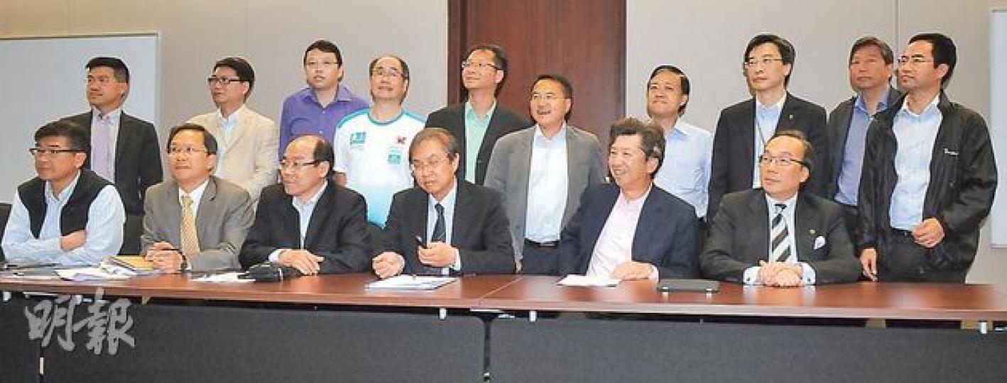 泛民政黨合組的新平台「真普選聯盟」昨晚首次正式碰頭,並由鄭宇碩(前右三)任召集人。鄭指在立法會有3票的人民力量未決定是否加入聯盟。(劉焌陶攝) 泛民政黨合組的新平台「真普選聯盟」昨晚首次正式碰頭,並由鄭宇碩(前右三)任召集人。鄭指在立法會有3票的人民力量未決定是否加入聯盟。(劉焌陶攝)