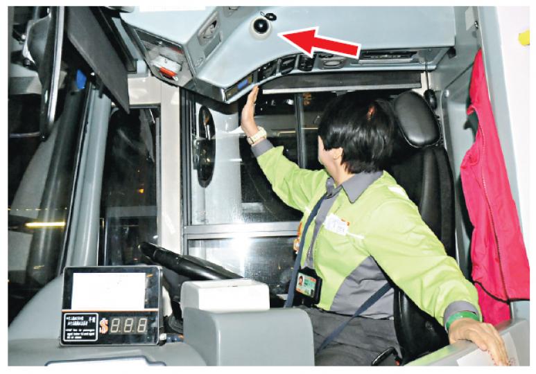 九巴引入的新巴士在司機位上方安裝錄影鏡頭(箭嘴示),向下攝錄司機而非拍攝路面情况,有女司機擔心會誤被拍下走光照。車長陳先生則認為鏡頭有時候助解決與乘客糾紛,但希望公司盡早解釋錄影用途及範圍,以免車長「估估下」。(劉焌陶攝) 九巴引入的新巴士在司機位上方安裝錄影鏡頭(箭嘴示),向下攝錄司機而非拍攝路面情况,有女司機擔心會誤被拍下走光照。車長陳先生則認為鏡頭有時候助解決與乘客糾紛,但希望公司盡早解釋錄影用途及範圍,以免車長「估估下」。(劉焌陶攝)