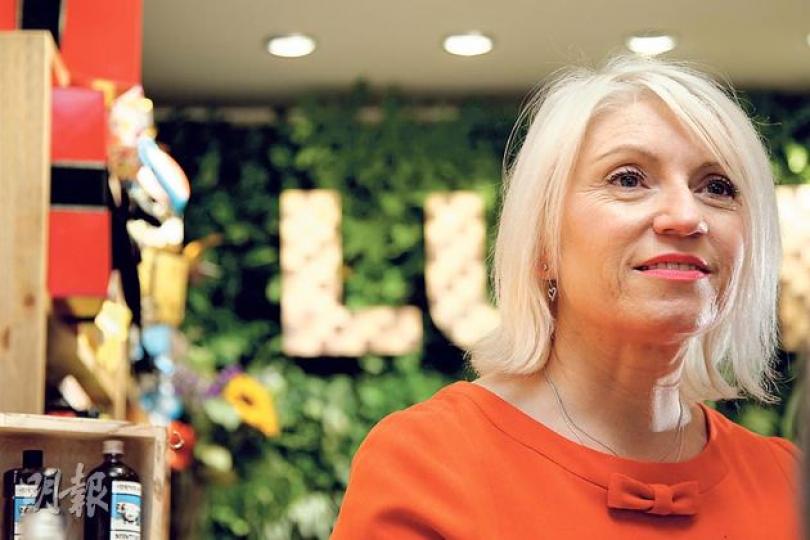 Rowena Bird說這家位於加連威老道的Lush店是旗艦店,現在除了此店外,在海港城LCX還有專櫃,其他地區再沒有Lush店舖,因為想在今年底前找對的地方再開5家店舖,可見品牌重整形象的決心。(林俊源攝)旗艦店的收銀櫃台背後有一幅植物牆,不是假花,全是真的綠色植物。為了實踐品牌綠色理念,品牌花大錢做了這幅植物牆,背後有自動灑水系統,定時為植物澆水,為店裏增加綠色感覺。(林俊源攝) Rowena Bird說這家位於加連威老道的Lush店是旗艦店,現在除了此店外,在海港城LCX還有專櫃,其他地區再沒有Lush店舖,因為想在今年底前找對的地方再開5家店舖,可見品牌重整形象的決心。(林俊源攝)旗艦店的收銀櫃台背後有一幅植物牆,不是假花,全是真的綠色植物。為了實踐品牌綠色理念,品牌花大錢做了這幅植物牆,背後有自動灑水系統,定時為植物澆水,為店裏增加綠色感覺。(林俊源攝)