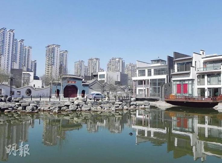溫家寶當年的蝸居已發展成為大戶人家的風水寶地,溫家小屋藏身一片豪宅別墅之中。(明報記者攝)別墅小區的一側立了大型石碑,寫了「風水寶地」等字。(明報記者攝) 溫家寶當年的蝸居已發展成為大戶人家的風水寶地,溫家小屋藏身一片豪宅別墅之中。(明報記者攝)別墅小區的一側立了大型石碑,寫了「風水寶地」等字。(明報記者攝)