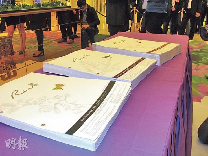 為配合一手樓銷售新例實施,新盤爾巒印製的售樓書厚達1500頁,並拆分為一書三冊,新地表示將增加成本,預料只會印刷約800套派發。(葉浩霖攝) 為配合一手樓銷售新例實施,新盤爾巒印製的售樓書厚達1500頁,並拆分為一書三冊,新地表示將增加成本,預料只會印刷約800套派發。(葉浩霖攝)