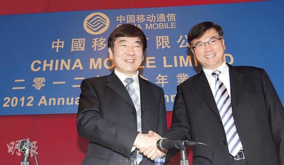 中移動去年盈利受到微信「狙擊」,董事長奚國華(圖左)及首席執行官李躍均指出,科網企業令電訊市場競爭加劇,故集團亦要轉型去應對。(郭慶輝攝)(明報製圖) 中移動去年盈利受到微信「狙擊」,董事長奚國華(圖左)及首席執行官李躍均指出,科網企業令電訊市場競爭加劇,故集團亦要轉型去應對。(郭慶輝攝)(明報製圖)
